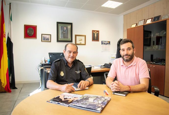 El delegado de Policía Local de Mérida, Felipe González, se reúne con el comisario de la Policía Nacional, Aurelio Fernández