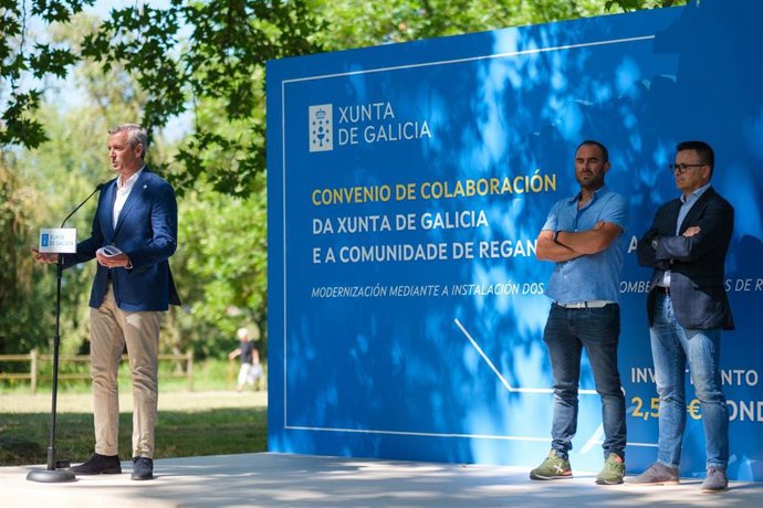 El presidente de la Xunta, Alfonso Rueda,  acompañado por el conselleiro de Medio Rural, José González, asiste a la firma de un convenio con la Comunidad de regantes 'Nova Limia'