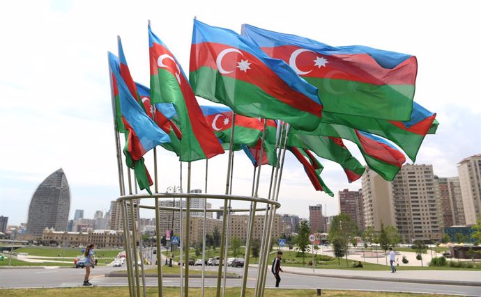 Archivo - Banderas de Azerbaiyán en la capital, Bakú