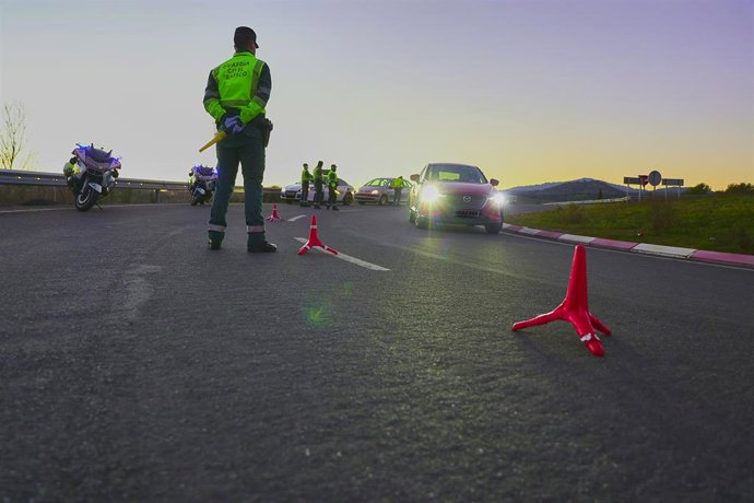Archivo - Control de la Guardia Civil en una carretera convencional.
