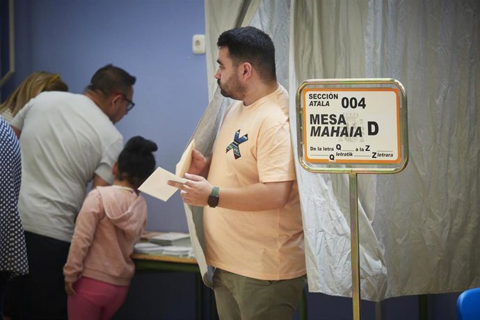 Archivo - Votaciones en un colegio electoral en Pamplona.