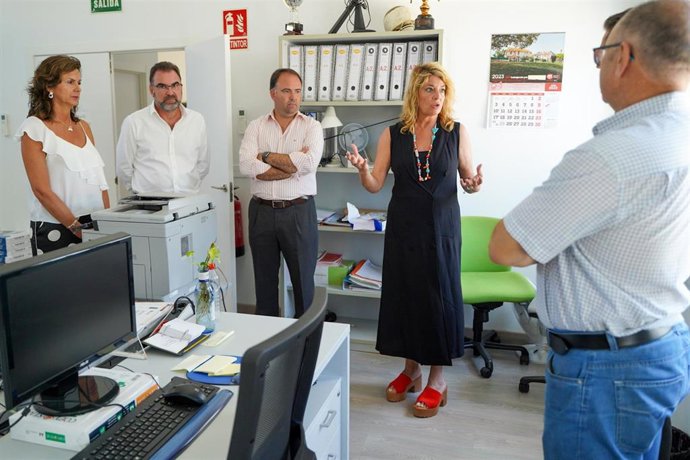 La alcaldesa de Huelva, Pilar Miranda, en su visita a los trabajadores de Infraestructuras y Servicios Públicos del Ayuntamiento.