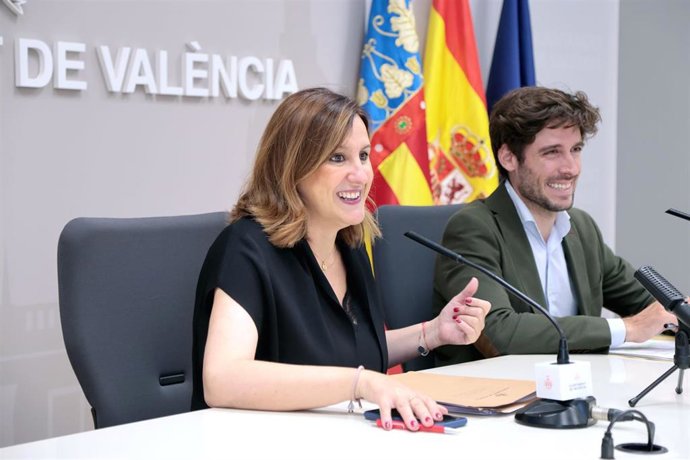 La alcaldesa de Valncia, María José Catalá, y el portavoz de su ejecutivo, Juan Carlos Caballero, en la rueda de prensa de la Junta de Gobierno Local de este viernes, la primera ordinaria del nuevo mandato.