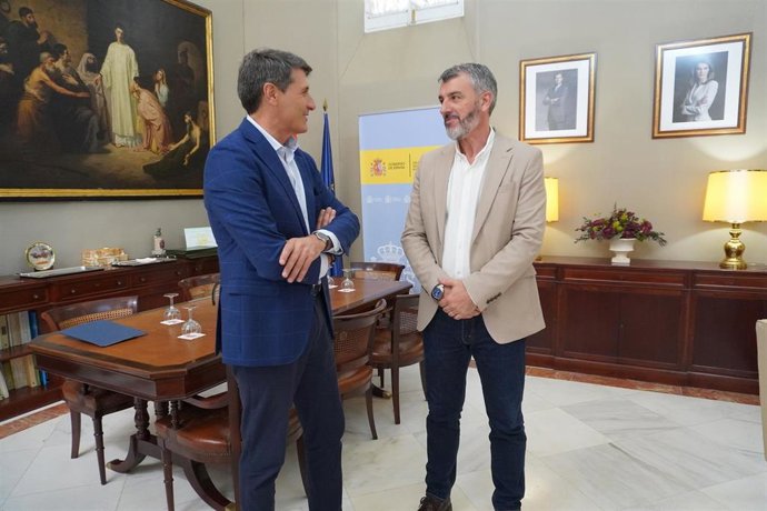 El delegado del Gobierno en Andalucía, Pedro Fernández, y el secretario general de UGT-A, Oskar Martín, en una reunión.