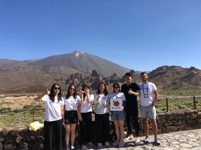 Agentes de viajes coreanos en una visita al Parque Nacional del Teide