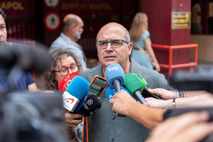 Isidoro Albareal atiende a los medios de comunicación