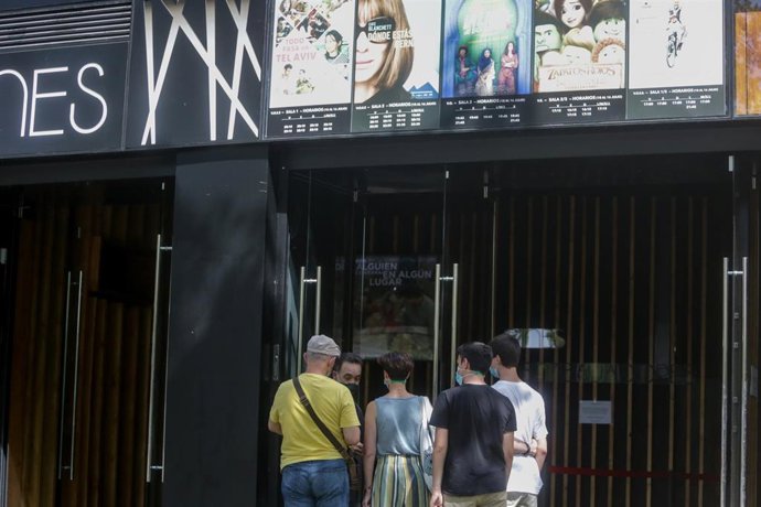 Archivo - Personas hacen cola en la puerta de los Cines Embajadores el día en el que abren sus puertas tras el parón por el coronavirus, en Madrid (España), a 10 de julio de 2020. Durante su reapertura se proyecta la película 'Cinema Paradiso'.