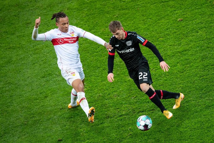 Archivo - 06 February 2021, Leverkusen: Leverkusen's Daley Sinkgraven (r) and Stuttgart's Roberto Massimo battle for the ball during the German Bundesliga soccer match between Bayer Leverkusen and VfB Stuttgart at BayArena. Photo: Marius Becker/dpa-Pool
