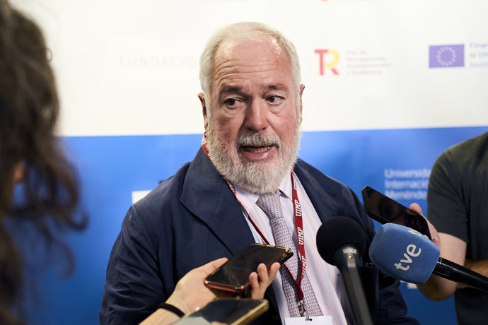 El excomisario europeo y exministro Miguel Arias Cañete en la UIMP