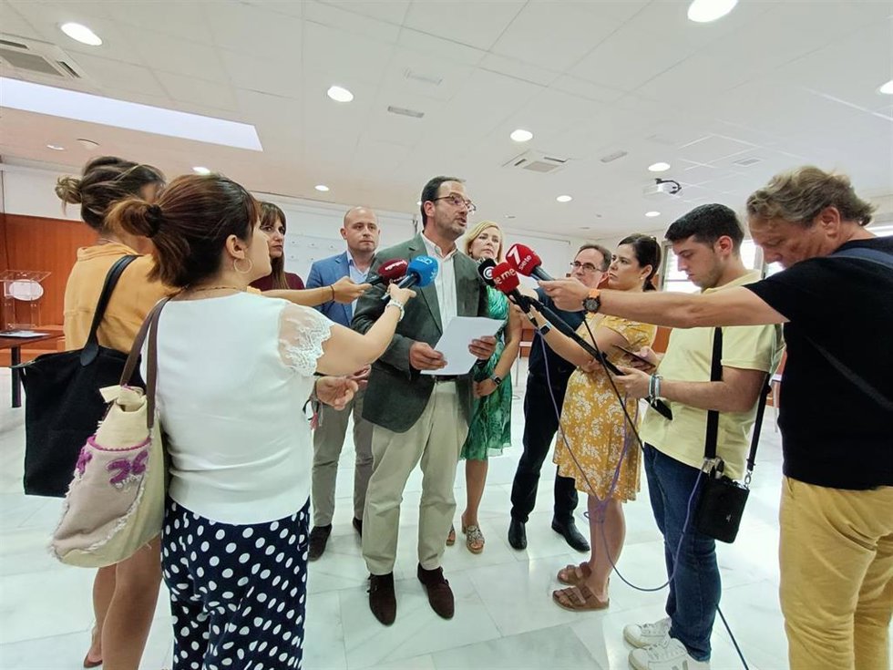 El candidato del PSOE al Congreso Antonio Hernando atiende a los medios de comunicación tras reunirse con empresarios de Almería.