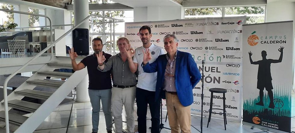 El exjugador de baloncesto José Manuel Calderón junto a autoridades en la presentación del XVII Campus Calderón.
