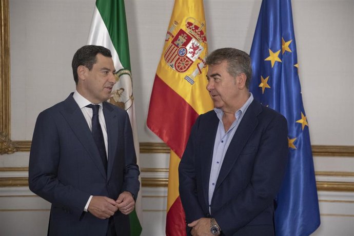 El presidente de la Junta de Andalucía, Juanma Moreno, y el presidente de Iryo, Carlos Bertomeu, en un encuentro mantenido este martes en el Palacio de San Telmo.