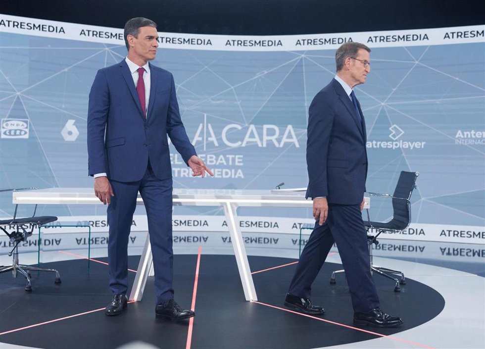 El presidente del Gobierno y candidato  del PSOE a la reelección, Pedro Sánchez (i), y el candidato del PP a la presidencia, Alberto Núñez Feijóo (d), antes del programa 'Cara a Cara. El Debate', en Atresmedia, a 10 de julio de 2023, en Madrid (España). 