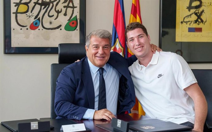 Joel Parra junto a Joan Laporta durante la firma del contrato del alero español con el FC Barcelona.