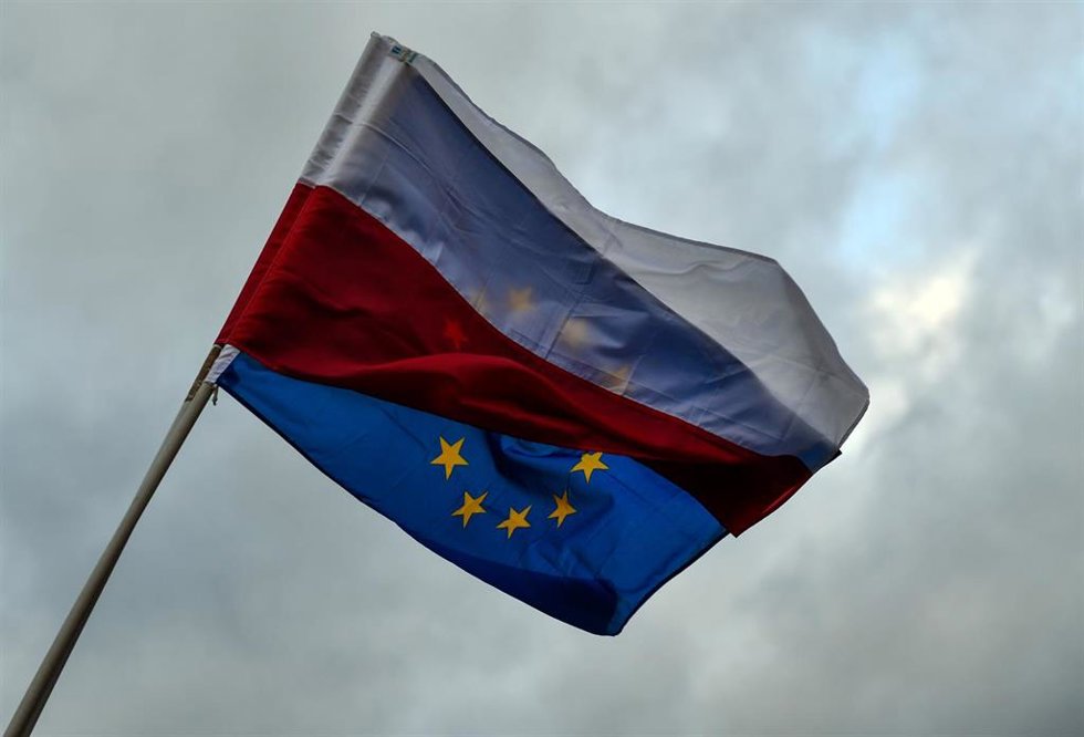 Archivo - Banderas de Polonia y la Unión Europea