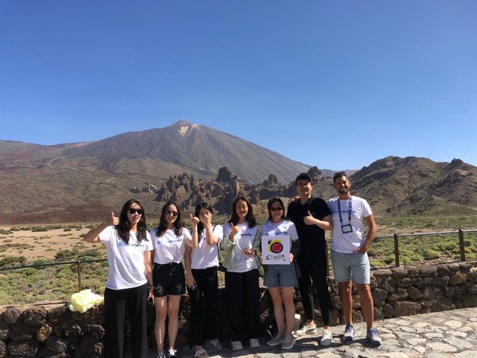 Agentes de viajes coreanos en una visita al Parque Nacional del Teide