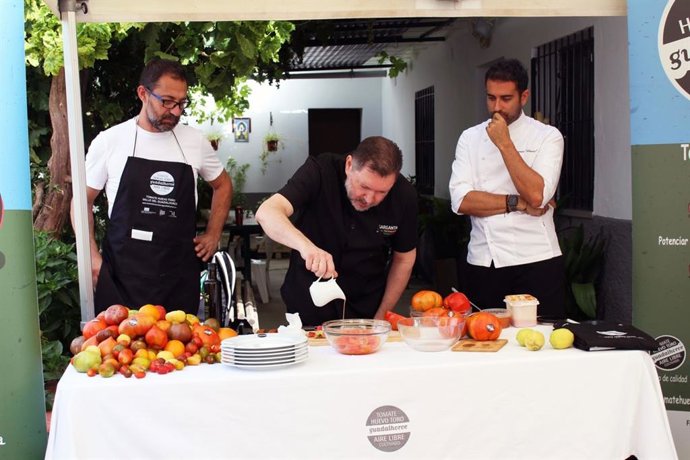 Los chefs estrellas Michelin, Mauricio Giovanini y Fernando Villasclaras, así como el chef Antonio González Rueda con un Solete Repsol, han hecho una picada de tomates de la huerta, aportando cada uno su toque particular.