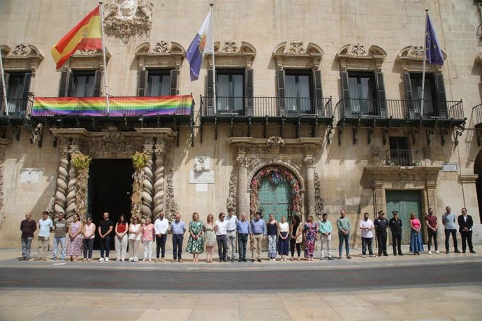 La corporación municipal de Alicante ha mostrado este martes su repulsa por el crimen machista de una mujer en Antella (Valencia).