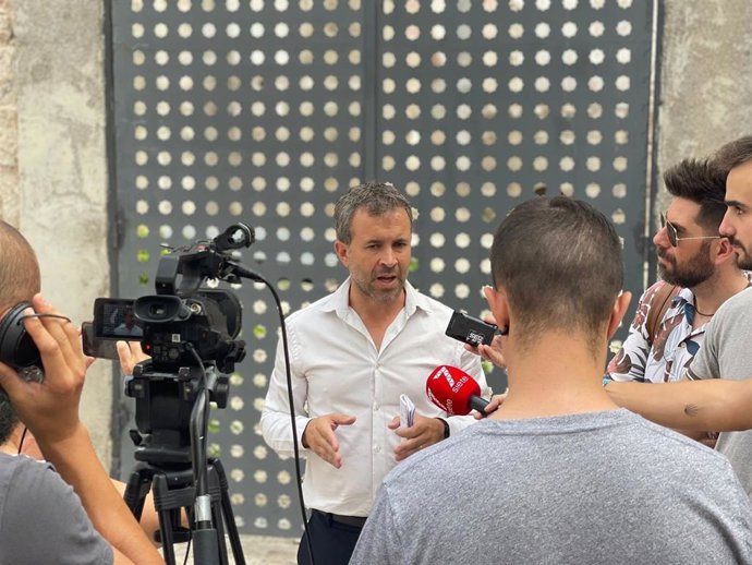 Declaraciones de Julio Millan junto a la iglesia de San Miguel