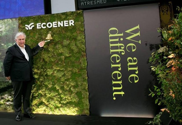 Archivo - El presidente de Ecoener, Luis de Valdivia, en el toque de campana de salida a Bolsa de la compañía