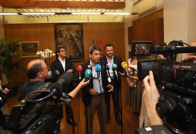 El presidente de la Diputación de Alicante, Carlos Mazón, el alcalde de Elche, Pablo Ruz, y el diputado de Cultura, Juan de Dios Navarro.