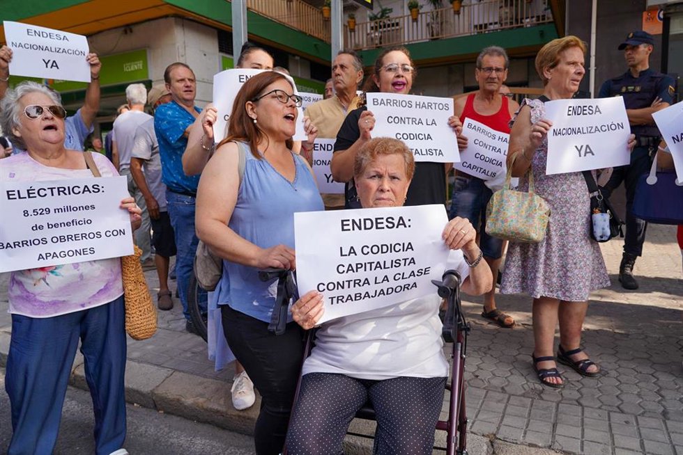 Imagen de archivo de una concentración ante la oficina de Endesa, a 29 de junio de 2023 en Sevilla.