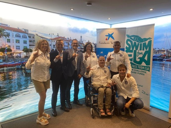 Representantes de Fundación La Caixa y Swim for ELA