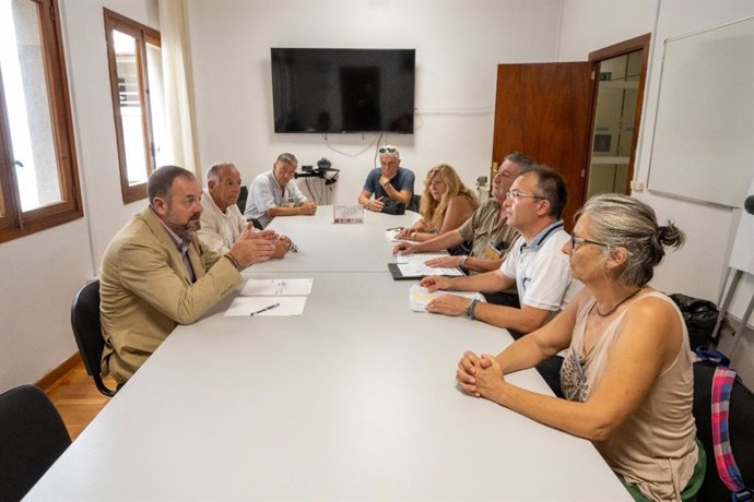 El teniente de alcalde de Movilidad y Polígonos Industriales del Ayuntamiento de Palma, Toni Deudero, reunido con la plataforma 'Stop Multes Sense Notificació'.
