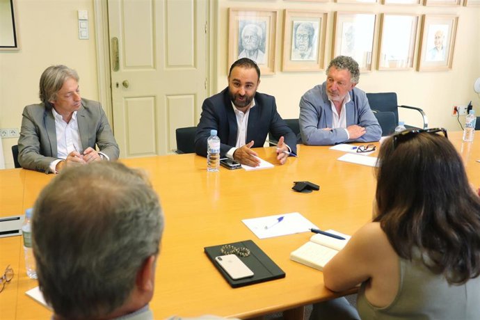 El candidato al Congreso por el PP de Málaga Mario Cortés en una reunión con representantes del Colegio de Arquitectos