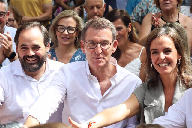 (I-D) El presidente del Partido Popular de Castilla-La Mancha, Paco Núñez; el líder del Partido Popular, Alberto Núñez Feijóo y la candidata número uno del PP al Congreso por Ciudad Real, Carmen Fúnez, durante un acto de campaña electoral del Partido Popu
