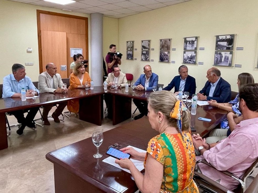Los populares en su encuentro con empresarios y comerciantes en la Federación Onubense de Empresarios (FOE).
