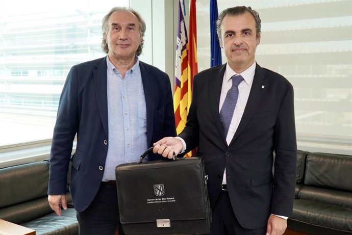El conseller de Educación y Universidades, Antoni Vera (d), junto a su predecesor, Martí March.