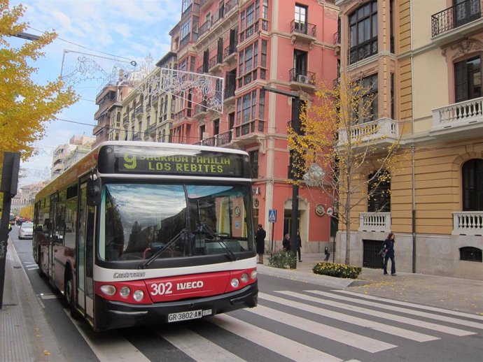 Archivo - Imagen de autobús pasando por la Gran Vía de Granada.