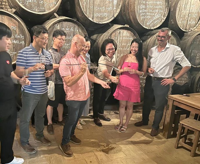Foto Huelva Y Nota De Prensa: Andalucía Trade Impulsa Los Vinos Andaluces En Corea Del Sur, Un Mercado Con 51 Millones De Consumidores Potenciales. La Bodega Onucoop De Huelva Recibió A La Delegación De Compraderos Coreanos.