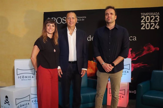 Andrea Morricone, en el centro, acompañado del director del Icónica Fest Sevilla, Javier Esteban, y la directora gerente de la ROSS, María Marí Pérez.