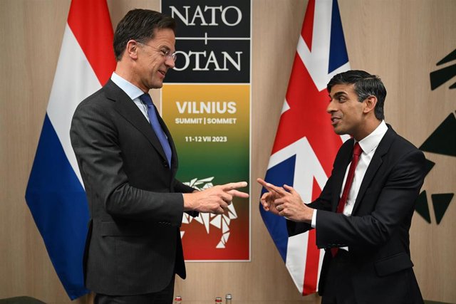 El primer ministro de Países Bajos, Mark Rutte, junto a su homólogo británico, Rishi Sunak, durante una reunción al margen de la cumbre de la OTAN en Vilna, Lituania