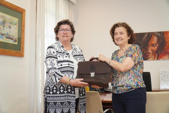 La consellera de Familias y Asuntos Sociales, Catalina Cirer, recibe la cartera de la exconsellera, Fina Santiago.