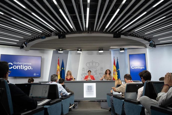 (I-D) La vicepresidenta segunda y ministra de Trabajo y Economía Social, Yolanda Díaz; la ministra de Política Territorial y portavoz del Gobierno, Isabel Rodríguez y la ministra de Hacienda y Función Pública, María Jesús Montero, durante una rueda de p