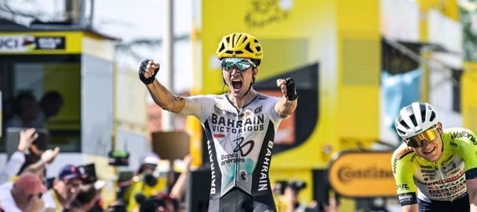 El ciclista español Pello Bilbao (Bahrain Victorius) vence en la décima etapa del Tour de Francia 2023.