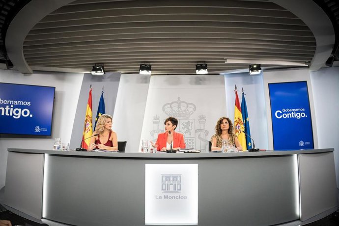 La vicepresidenta segunda y ministra de Trabajo y Economía Social, Yolanda Díaz; la ministra de Política Territorial y portavoz del Gobierno, Isabel Rodríguez y la ministra de Hacienda y Función Pública, María Jesús Montero, en el Consejo de Ministros.