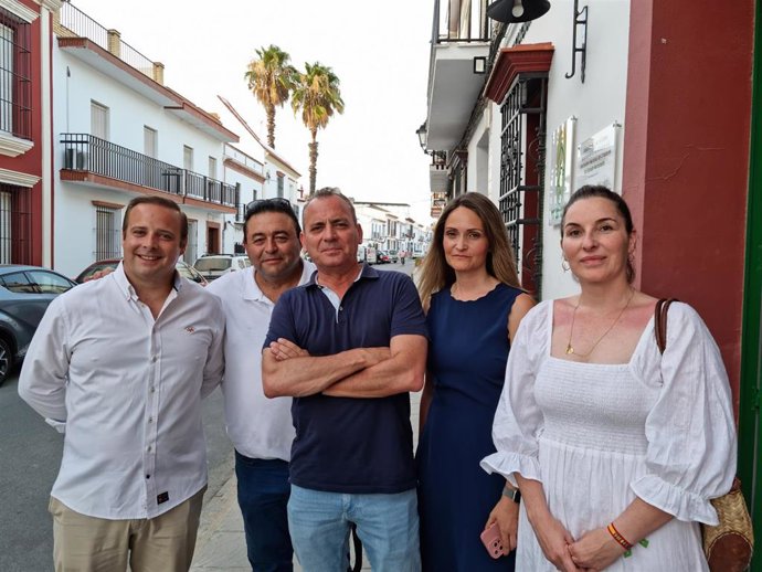 El cabeza de lista de Vox al Congreso de los diputados por Huelva, Tomás Fernández, junto a otros miembros de Vox de la provincia en Almonte.