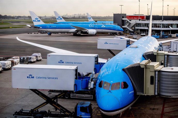 Archivo - Aviones de KLM en el Aeropuerto Internacional de Schiphol, en Ámsterdam, Países Bajos.