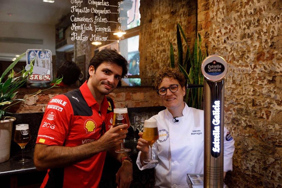Carlos Sainz y la chef española Nieves Barragán en el restaurante español 'Sabor' de Londres