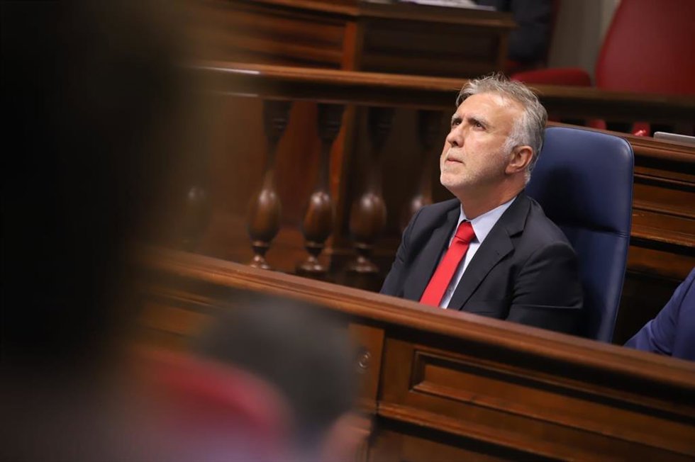 El presidente del Grupo Parlamentario Socialista, Ángel Víctor Torres, en el debate de investidura