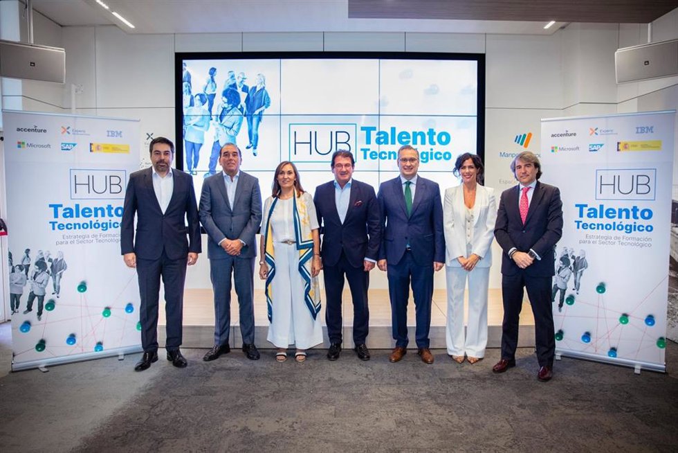 La secretaria general de Formación Profesional, Clara Sanz, ha analizado este martes, junto con las cinco empresas que forman parte del 'hub' tecnológico por la Formación Profesional,