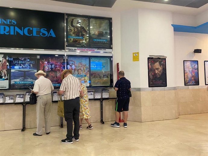 Espectadores mayores acuden al cine en el primer día del programa Cine Sénior con entradas a 2 euros para mayores de 65 años