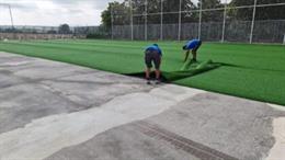 Renovación de la hierba artificial del campo de fútbol de Abetxuko