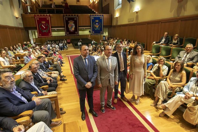 El conselleiro de Sanidade, Julio García Comesaña, el rector de la USC, Antonio López, el catedrático de Medicina Preventiva y Salud Pública Francisco Caamaño y la directora xeral de Saúde Pública, Carmen Durán.
