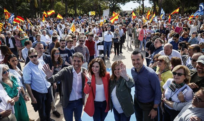 Archivo - (I-D) El presidente del PP de la Comunidad valenciana, Carlos Mazón; la presidenta de la Comunidad de Madrid, Isabel Díaz Ayuso; la candidata popular a la Alcaldía de Valencia, María José Catalá.