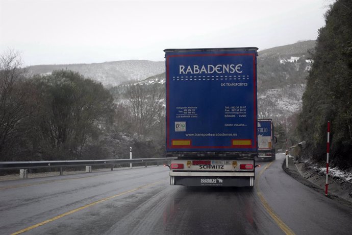 Archivo - Un camión circula por una carretera mojada, a 17 de enero de 2023, en Pedrafita do Cebreiro, Lugo, Galicia (España). La Dirección General de Emergencias e Interior de la Vicepresidencia Segunda de la Xunta ha activado la alerta naranja por acu